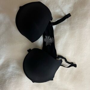 Black bra. New no tags. Never worn. 34D.